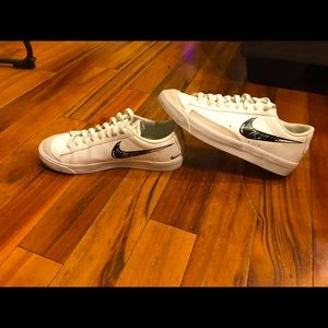 Nike low blazers 77 sketch design size 6y white and black